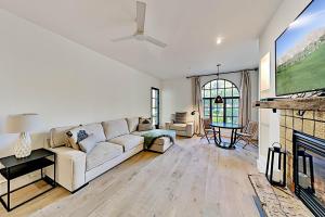 One-Bedroom Apartment room in Gorgeous Remodel - Fireplace Pools & Hot Tubs condo