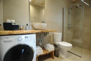 Villa Estia - private jacuzzi next to the beach