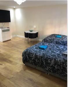 BIG ROOM rusholme WITH TV AND PRIVATE BATHROOM-parking&wifi