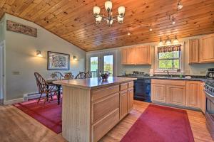 Cozy Apt w Hot Tub & Deck, 10 Mi to Stowe Resort!