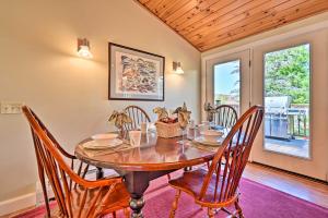 Cozy Apt with Hot Tub and Deck, 10 Mi to Stowe Resort!