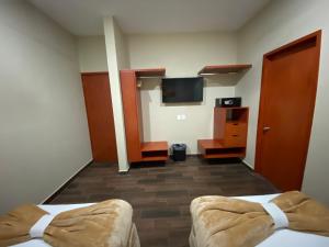 La Lola Hotel & Suites