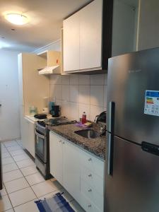 NA BEIRA MAR DE PAJUCARA- EDIF NEO- APARTAMENTO QUARTO E SALA -TEM VARANDA- VISTA LATERAL DO MAR- RUA JULIO PLECH FILHO 60 ESQUINA COM AVENIDA DOUTOR ANTONIO GOUVEIA - CONSUMO ELETRICO É PAGO No CKECK-OUT 1KWH É 1,35 REIAS - TEM TELA DE PROTEÇÃO