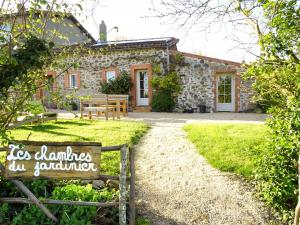 B&B / Chambres d'hotes Terre et Eau chambres d'hotes B&B La Flocelliere : Chambre Double - Vue sur Jardin