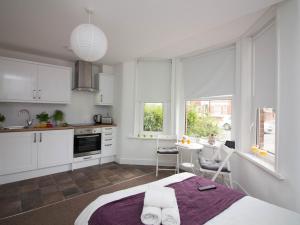 Studio room in Beddoe Apartments Premier Lodge Eastleigh near Winchester and Southampton