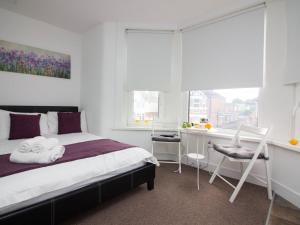 Studio room in Beddoe Apartments Premier Lodge Eastleigh near Winchester and Southampton