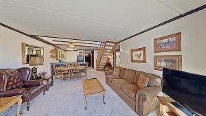 Comfortable Cozy 2 Bedroom Condo with Loft!