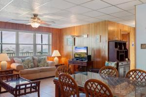 One-Bedroom Apartment room in Island Retreat 26 condo
