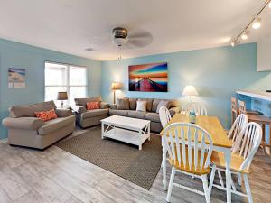 Two-Bedroom Townhouse room in 221B Las Palmas Condo