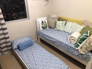 NICE CORNER AYALA 1 bedroom condo at heart of DAVAO CITY with hi speed wi fi internet