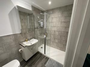 Family Room - Disability Access room in The Moon Inn at Stoney Middleton