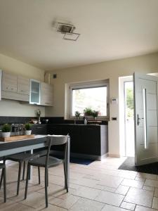 A&G Apartment Aosta - Elegante Casa 100 mq su due piani con Wi-Fi-giardino-parcheggio