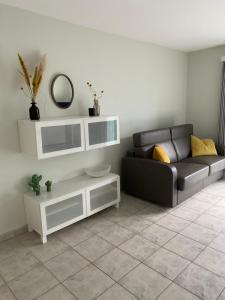 Appartement met aparte slaaphoek, garage en balkon