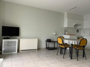 Appartement met aparte slaaphoek, garage en balkon