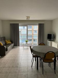 Appartement met aparte slaaphoek, garage en balkon