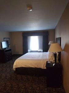 King Room - Disability Access room in Holiday Inn Express Hotel & Suites Zanesville North an IHG Hotel