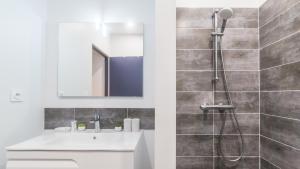 Appartements Cote Jardin avec Jacuzzi Privatif et parking prive : photos des chambres