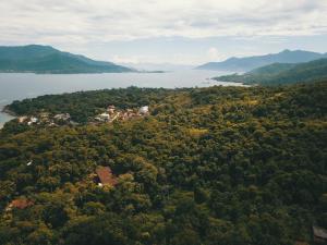 Bangalô com vista para o mar no condomínio Yacamim Ilhabela praia do Curral