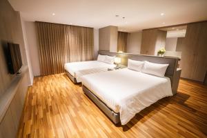 New Season Square Hotel
