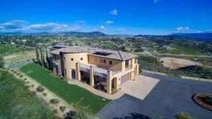 Six-Bedroom Holiday Home room in Palazzo Del Sol - Breathtaking Home w Veranda & Mountain Views