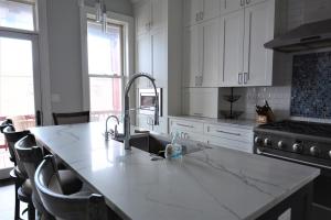 Penthouse Level, Stunning Wrigley Stay