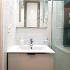 Appartements Cosy appartement dans une villa avec piscine, proche du centre et de la mer : photos des chambres