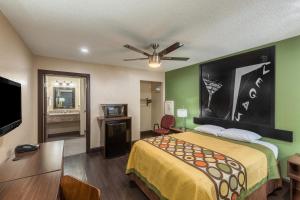 Queen Room - Mobility Access/Non-Smoking room in Super 8 by Wyndham Austin University/Downtown Area