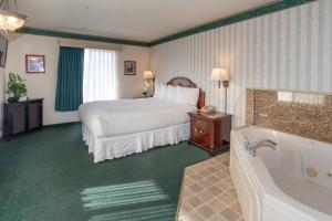 Queen Suite with Spa Bath room in Emerald Dolphin Inn & Mini Golf