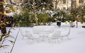 Family Wellhouse Green Garden direct in Salzburg, sunny big garden, up to 16 pax, bikes for free, BBQ, sunbeds, parking for free, 15 min sound of music