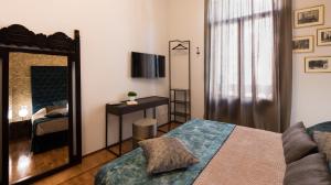 Habitación con cama extragrande y balcón