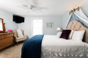 Double Room with Lake View room in Looking Glass Beachfront Inn