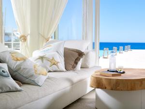 Artemis Deluxe Rooms Milos Greece