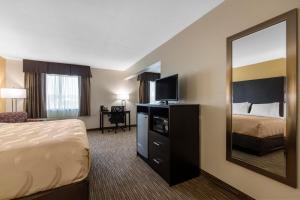 King Suite - Non-Smoking room in Quality Inn & Suites Metropolis I-24