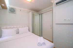 Cozy Stay 2BR Bassura City Apartment By Travelio