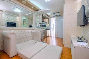 Cozy Stay 2BR Bassura City Apartment By Travelio