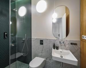 Two-Bedroom Apartment room in MN6 Luxury Suites by Adrez