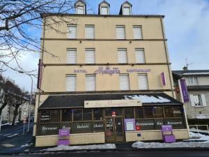 Hotels HOSTELLERIE du CANTAL : photos des chambres