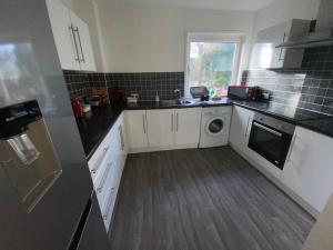 Paisley Central Apartment #4