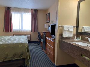 King Room - Non-Smoking room in Quality Inn Ottawa near Starved Rock State Park