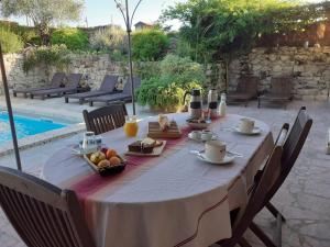 Maisons d'hotes Les Gravets : Chambre Double - Vue sur Piscine