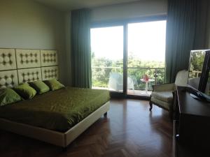 Habitación Triple Deluxe con terraza y vistas al mar