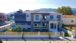 Albatros Luxury Suites - Olympiada