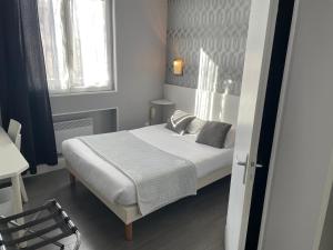 Hotels Hotel Du Midi : photos des chambres