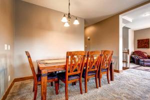 Rachel Lane Home: Views, Style, Hot Tub