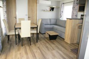 Campings MHVACANCES LOUENT PLUSIEURS MOBILHOMES DANS CAMPING 4 ETOILES PROCHE CHATEAUX et ZOO BEAUVAL : photos des chambres