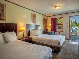 Double Room with Pool View room in Lake 'N Pines Motel