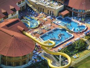 Pine Wood Apartment 8