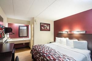 Deluxe King Room Smoke Free room in Red Roof Inn Dayton - Fairborn/Nutter Center