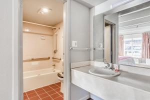 OXFORD INN, Lincoln Blvd