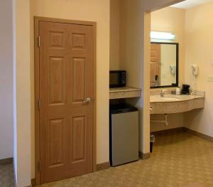 King Room with Roll-In Shower - Non Smoking room in Sleep Inn & Suites